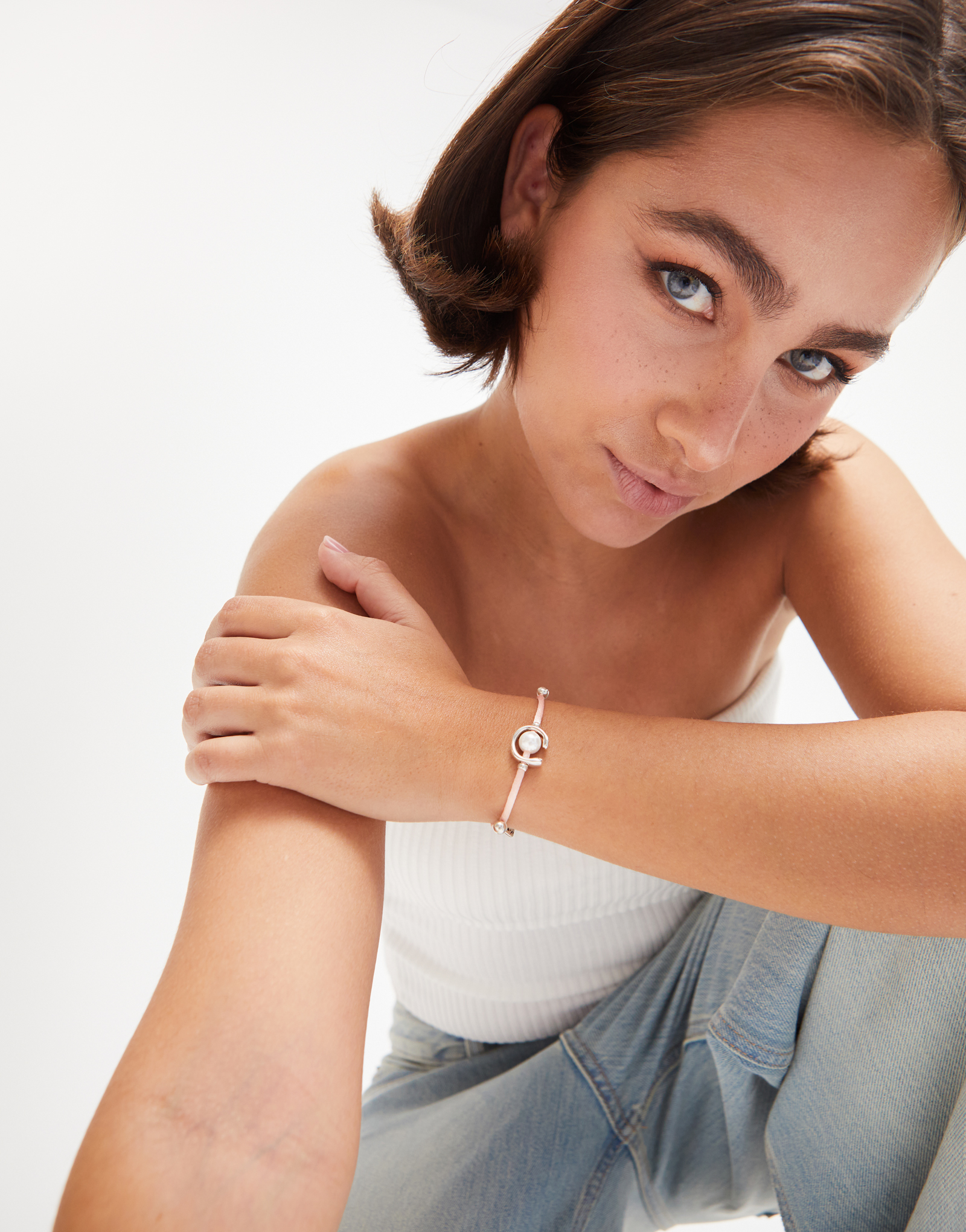 Pulsera de hilo salmón con perla shell fornitura bañada en plata de ley., Plateado, large thumbnail